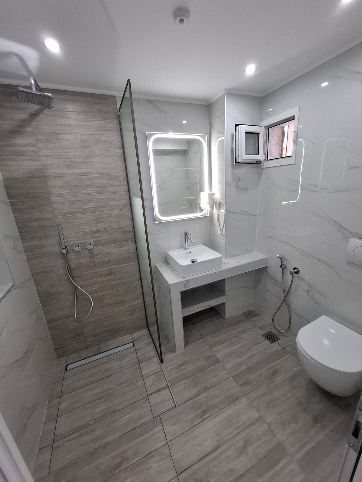 Modern bathroom in ground floor studio - Theramvos Polychrono Halkidiki