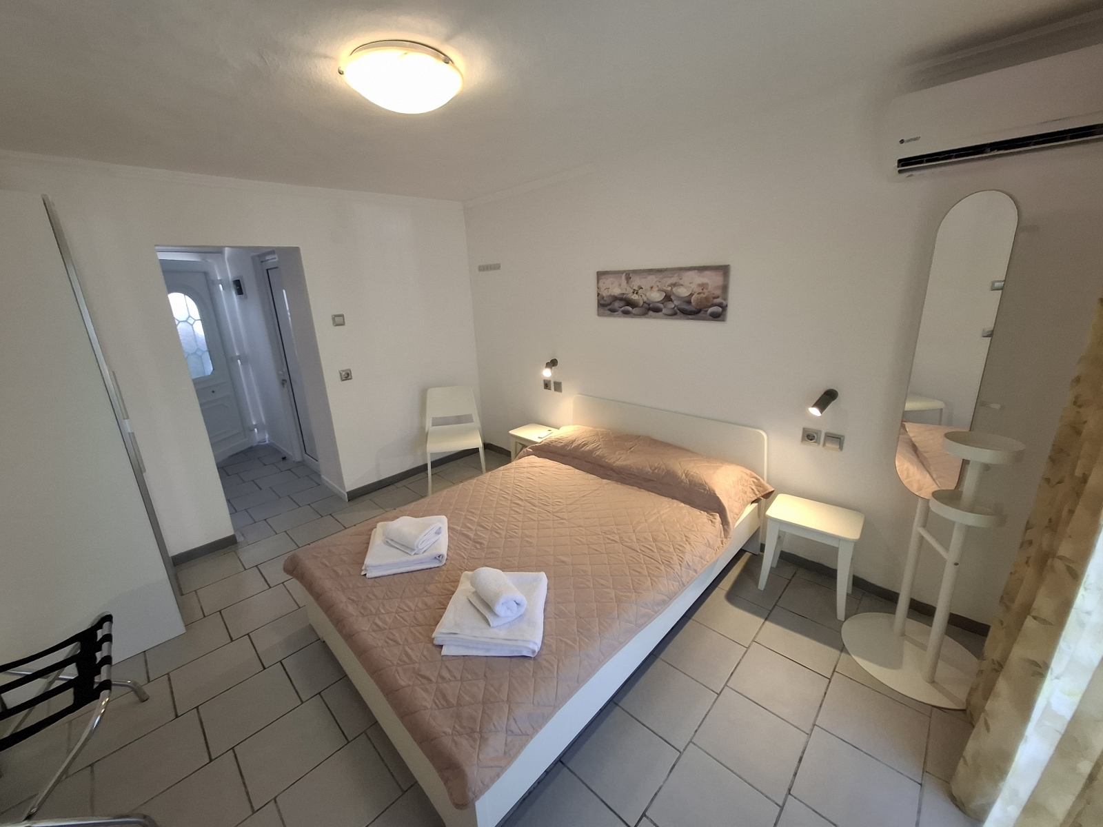 Ground floor studio bedroom with modern furnishings - Theramvos Polychrono